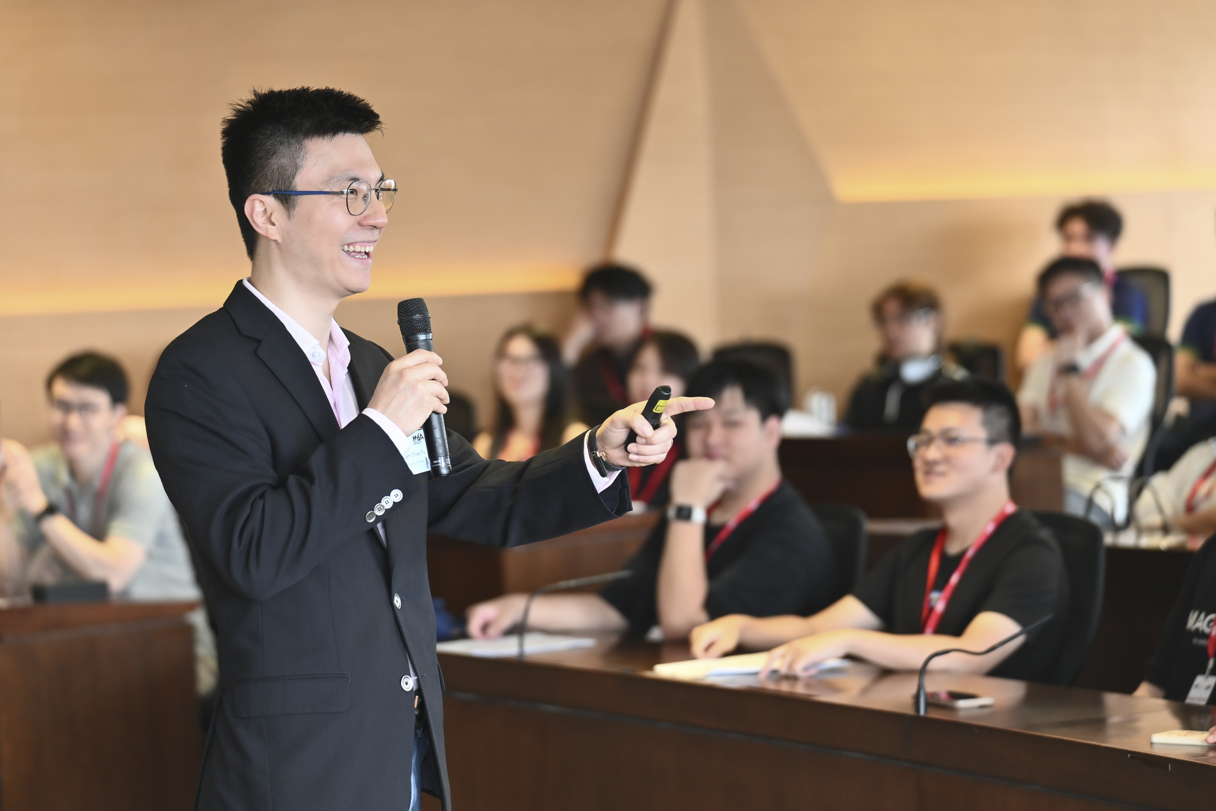 Photo caption: MBA Director Professor Chak-fu Lam welcomes new students joining the MBA family.